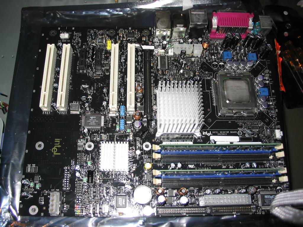 Intel-D925XCV-top.jpg